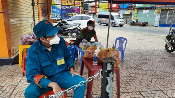 Trao quà cho các chốt kiểm soát và dãy trọ ở Đại lộ 3 P.Phước Bình (ngày 31-08-2021)